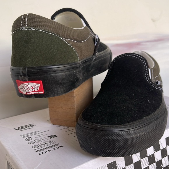 Vans Men’s Skate Slip-On Black/Grape Leaf
VN0A5FCAKE9
Sneakers - Picture 10 of 16